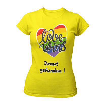 JGA T-Shirt "Love wins! Braut gefunden" für lesbische Paare, in Regenbogenfarben mit dem Schriftzug "love wins" und dem Zusatz "Braut gefunden". Das Shirt hebt die besondere Rolle der angehenden Braut hervor und sorgt mit seinem humorvollen Design und knalligen Farben für gute Laune. Erhältlich in verschiedenen Farben, bietet es eine gute Passform und Waschbeständigkeit zu einem günstigen Preis.