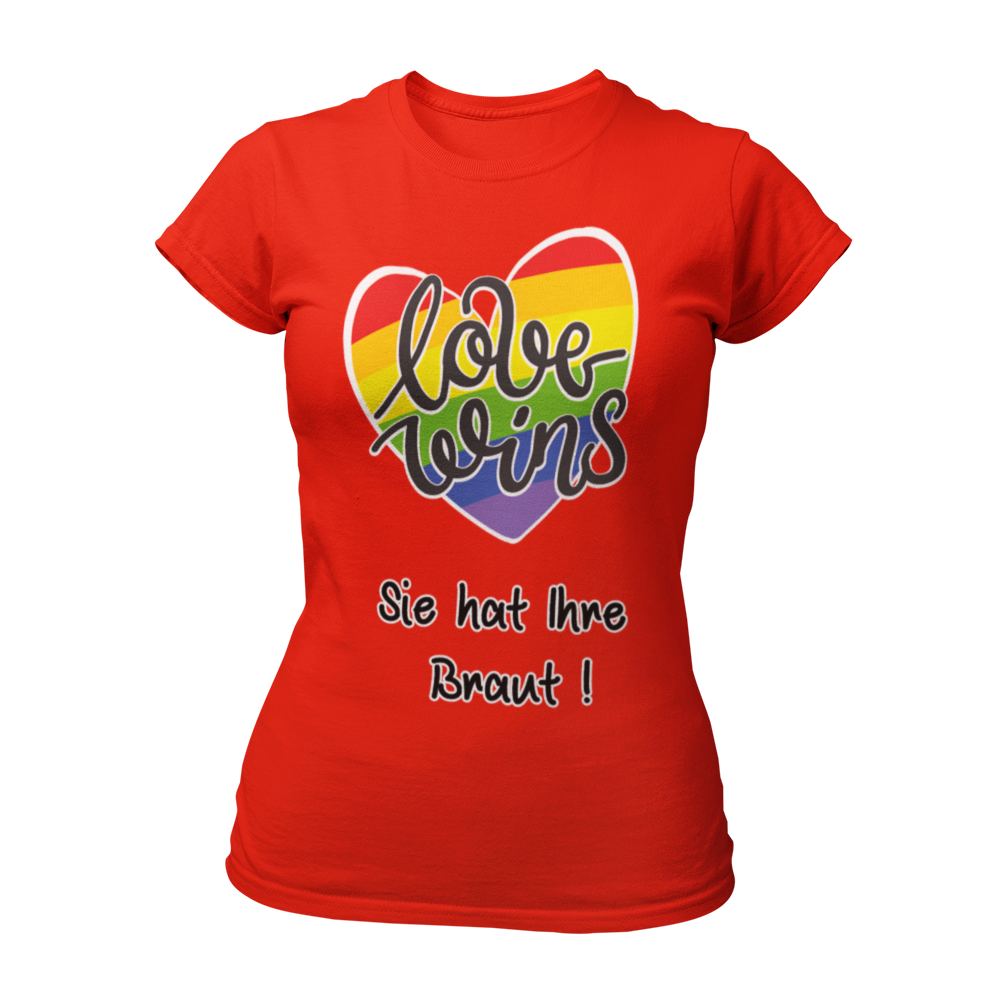 Damen T-Shirt "Love wins! Sie hat Ihre Braut!" im Regenbogen-Look, mit verspieltem Schriftzug „love wins“ auf einem herzförmigen Hintergrund. Das Shirt feiert die gleichgeschlechtliche Ehe und betont mit dem zusätzlichen Slogan „Sie hat ihre Braut!“, dass hier zwei Frauen heiraten. Hergestellt aus hochwertigem Material mit Doppelnähten, ist es ein ideales, figurbetontes JGA-Shirt für einen bunten und offenen Junggesellinnenabschied.