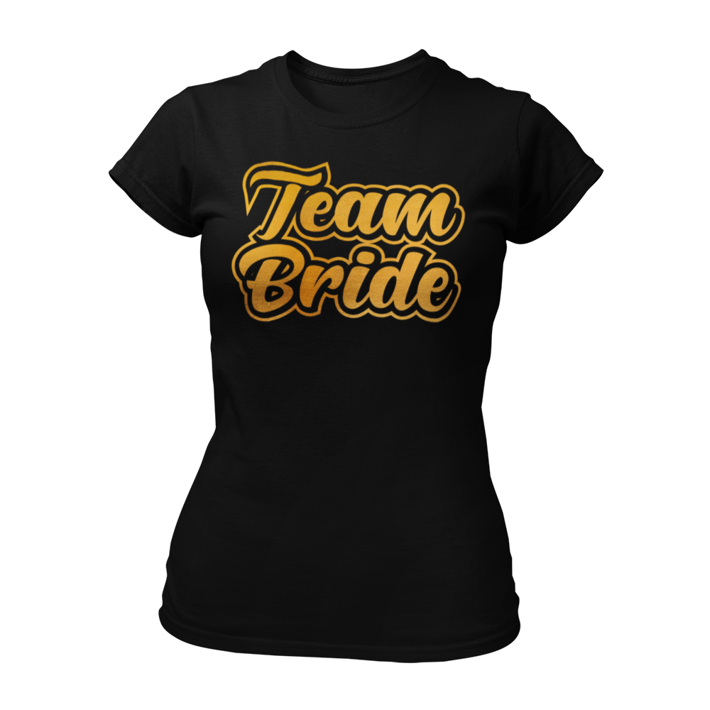 Damen T-Shirt "Team Bride" mit einem eleganten und verspielten Design, das den Schriftzug "Team Bride" in goldener Schrift und fetten Buchstaben zeigt. Ideal für enge Freundinnen und Verwandte der Braut, um ihre Zugehörigkeit zum Team Braut beim Junggesellinnenabschied stilvoll zu demonstrieren.