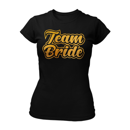 Damen T-Shirt "Team Bride" mit einem eleganten und verspielten Design, das den Schriftzug "Team Bride" in goldener Schrift und fetten Buchstaben zeigt. Ideal für enge Freundinnen und Verwandte der Braut, um ihre Zugehörigkeit zum Team Braut beim Junggesellinnenabschied stilvoll zu demonstrieren.