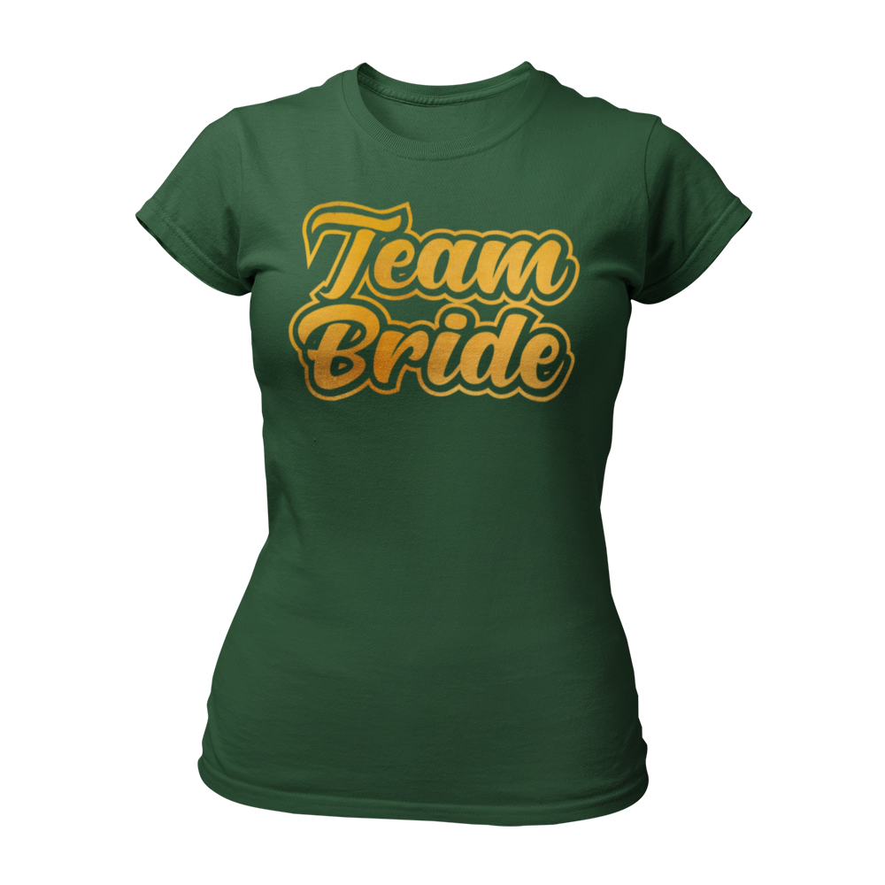 Damen T-Shirt "Team Bride" mit einem eleganten und verspielten Design, das den Schriftzug "Team Bride" in goldener Schrift und fetten Buchstaben zeigt. Ideal für enge Freundinnen und Verwandte der Braut, um ihre Zugehörigkeit zum Team Braut beim Junggesellinnenabschied stilvoll zu demonstrieren.