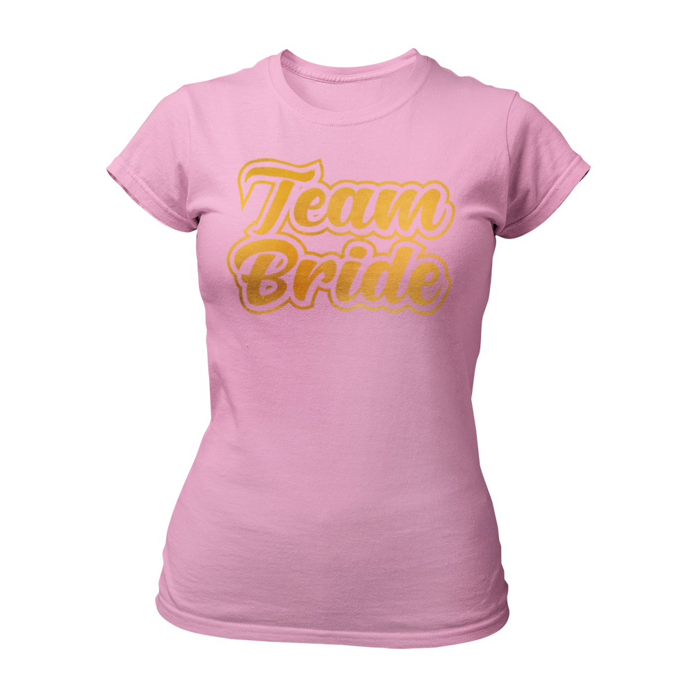 Damen T-Shirt "Team Bride" mit einem eleganten und verspielten Design, das den Schriftzug "Team Bride" in goldener Schrift und fetten Buchstaben zeigt. Ideal für enge Freundinnen und Verwandte der Braut, um ihre Zugehörigkeit zum Team Braut beim Junggesellinnenabschied stilvoll zu demonstrieren.