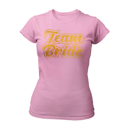 Damen T-Shirt "Team Bride" mit einem eleganten und verspielten Design, das den Schriftzug "Team Bride" in goldener Schrift und fetten Buchstaben zeigt. Ideal für enge Freundinnen und Verwandte der Braut, um ihre Zugehörigkeit zum Team Braut beim Junggesellinnenabschied stilvoll zu demonstrieren.