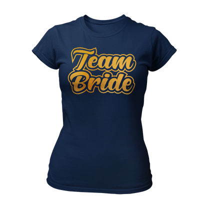 Damen T-Shirt "Team Bride" mit einem eleganten und verspielten Design, das den Schriftzug "Team Bride" in goldener Schrift und fetten Buchstaben zeigt. Ideal für enge Freundinnen und Verwandte der Braut, um ihre Zugehörigkeit zum Team Braut beim Junggesellinnenabschied stilvoll zu demonstrieren.