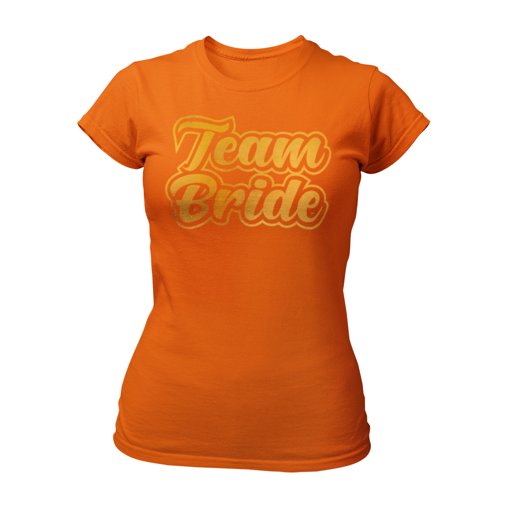 Damen T-Shirt "Team Bride" mit einem eleganten und verspielten Design, das den Schriftzug "Team Bride" in goldener Schrift und fetten Buchstaben zeigt. Ideal für enge Freundinnen und Verwandte der Braut, um ihre Zugehörigkeit zum Team Braut beim Junggesellinnenabschied stilvoll zu demonstrieren.