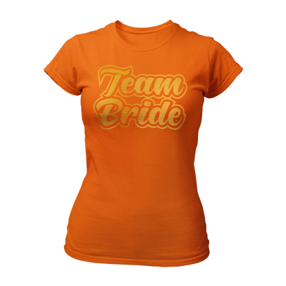 Damen T-Shirt "Team Bride" mit einem eleganten und verspielten Design, das den Schriftzug "Team Bride" in goldener Schrift und fetten Buchstaben zeigt. Ideal für enge Freundinnen und Verwandte der Braut, um ihre Zugehörigkeit zum Team Braut beim Junggesellinnenabschied stilvoll zu demonstrieren.