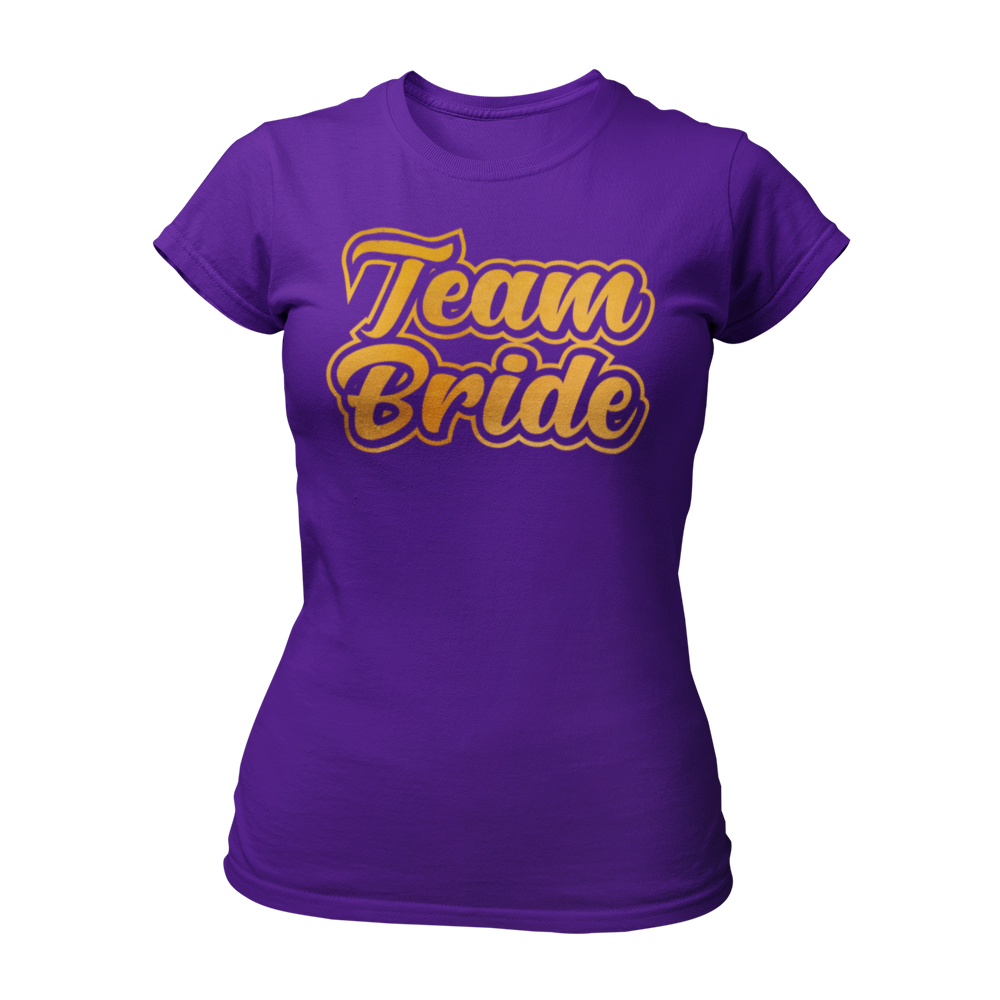 Damen T-Shirt "Team Bride" mit einem eleganten und verspielten Design, das den Schriftzug "Team Bride" in goldener Schrift und fetten Buchstaben zeigt. Ideal für enge Freundinnen und Verwandte der Braut, um ihre Zugehörigkeit zum Team Braut beim Junggesellinnenabschied stilvoll zu demonstrieren.