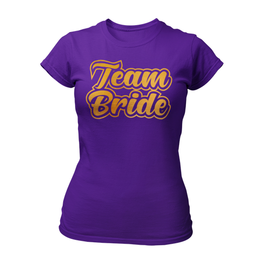 Damen T-Shirt "Team Bride" mit einem eleganten und verspielten Design, das den Schriftzug "Team Bride" in goldener Schrift und fetten Buchstaben zeigt. Ideal für enge Freundinnen und Verwandte der Braut, um ihre Zugehörigkeit zum Team Braut beim Junggesellinnenabschied stilvoll zu demonstrieren.