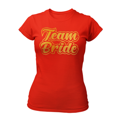 Damen T-Shirt "Team Bride" mit einem eleganten und verspielten Design, das den Schriftzug "Team Bride" in goldener Schrift und fetten Buchstaben zeigt. Ideal für enge Freundinnen und Verwandte der Braut, um ihre Zugehörigkeit zum Team Braut beim Junggesellinnenabschied stilvoll zu demonstrieren.