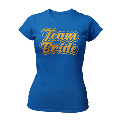 Damen T-Shirt "Team Bride" mit einem eleganten und verspielten Design, das den Schriftzug "Team Bride" in goldener Schrift und fetten Buchstaben zeigt. Ideal für enge Freundinnen und Verwandte der Braut, um ihre Zugehörigkeit zum Team Braut beim Junggesellinnenabschied stilvoll zu demonstrieren.