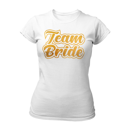 Damen T-Shirt "Team Bride" mit einem eleganten und verspielten Design, das den Schriftzug "Team Bride" in goldener Schrift und fetten Buchstaben zeigt. Ideal für enge Freundinnen und Verwandte der Braut, um ihre Zugehörigkeit zum Team Braut beim Junggesellinnenabschied stilvoll zu demonstrieren.