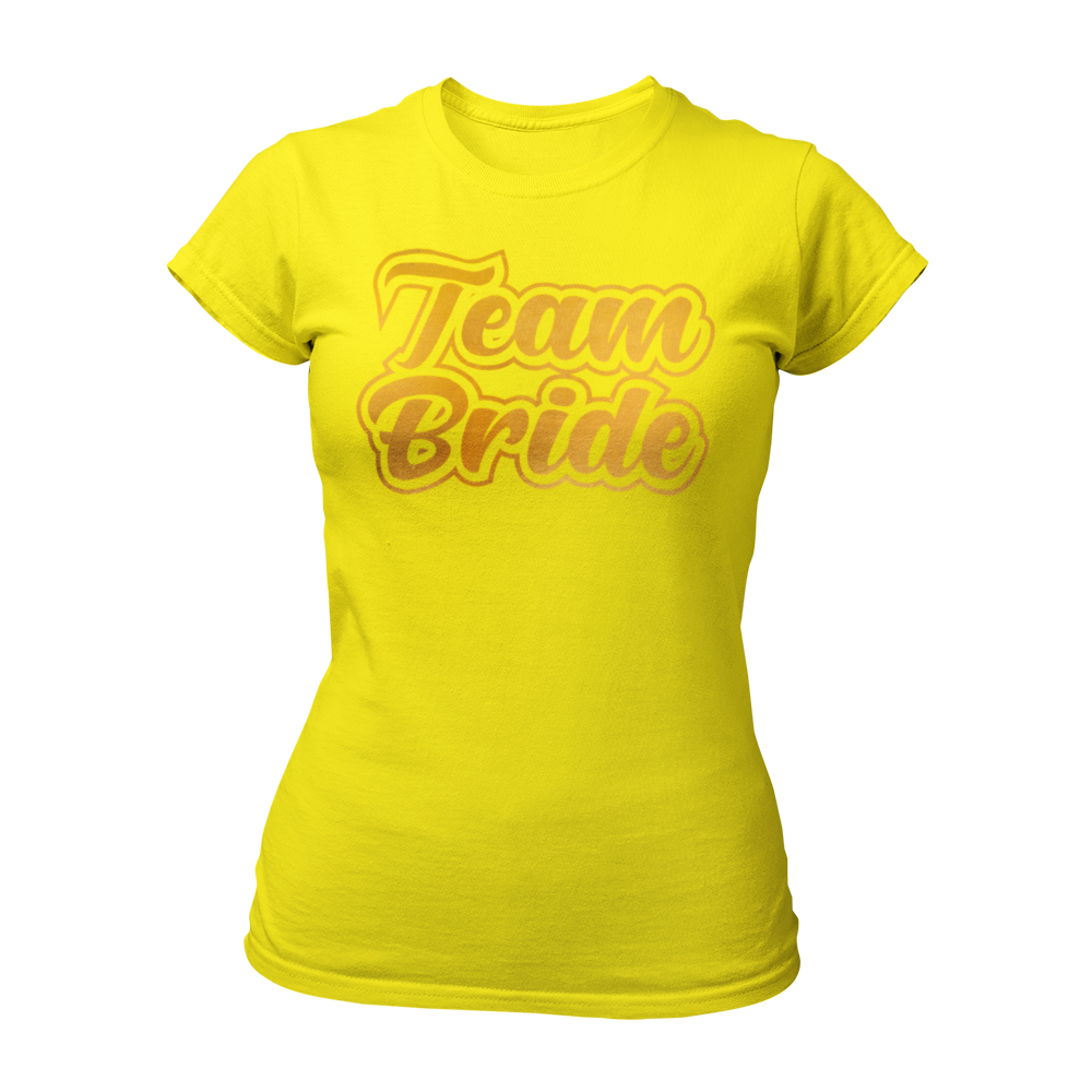 Damen T-Shirt "Team Bride" mit einem eleganten und verspielten Design, das den Schriftzug "Team Bride" in goldener Schrift und fetten Buchstaben zeigt. Ideal für enge Freundinnen und Verwandte der Braut, um ihre Zugehörigkeit zum Team Braut beim Junggesellinnenabschied stilvoll zu demonstrieren.