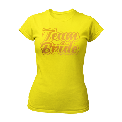 Damen T-Shirt "Team Bride" mit einem eleganten und verspielten Design, das den Schriftzug "Team Bride" in goldener Schrift und fetten Buchstaben zeigt. Ideal für enge Freundinnen und Verwandte der Braut, um ihre Zugehörigkeit zum Team Braut beim Junggesellinnenabschied stilvoll zu demonstrieren.