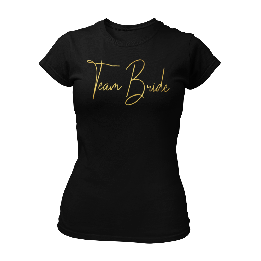 Damen T-Shirt "Team Bride Glamour" mit glitzerndem Gold-Druck in geschnörkelten Buchstaben. Ideal für einen Junggesellinnenabend unter dem Motto „Glitzer & Glamour“, verbindet es Stil und Qualität zu einem erschwinglichen Preis. Perfekt für die Braut und ihre Begleiterinnen, um den besonderen Anlass gebührend zu feiern.