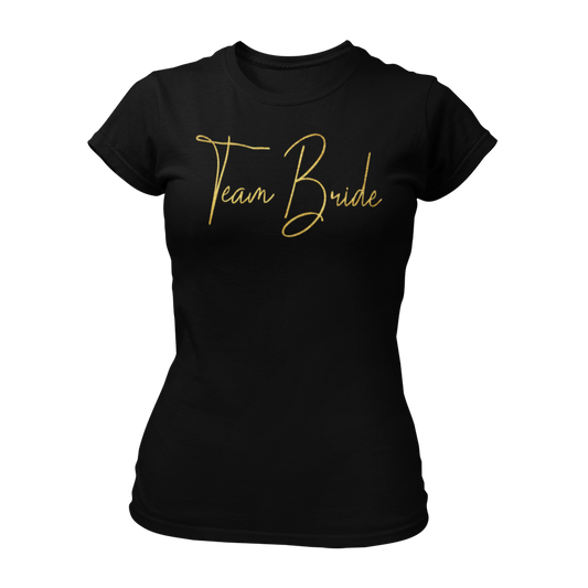 Damen T-Shirt "Team Bride Glamour" mit glitzerndem Gold-Druck in geschnörkelten Buchstaben. Ideal für einen Junggesellinnenabend unter dem Motto „Glitzer & Glamour“, verbindet es Stil und Qualität zu einem erschwinglichen Preis. Perfekt für die Braut und ihre Begleiterinnen, um den besonderen Anlass gebührend zu feiern.