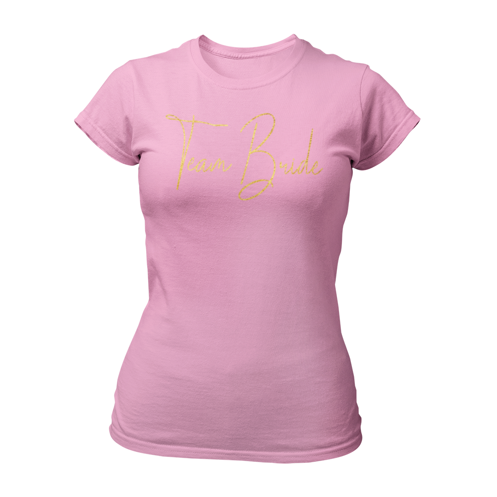 Damen T-Shirt "Team Bride Glamour" mit glitzerndem Gold-Druck in geschnörkelten Buchstaben. Ideal für einen Junggesellinnenabend unter dem Motto „Glitzer & Glamour“, verbindet es Stil und Qualität zu einem erschwinglichen Preis. Perfekt für die Braut und ihre Begleiterinnen, um den besonderen Anlass gebührend zu feiern.