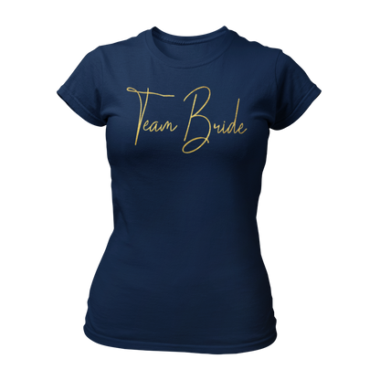 Damen T-Shirt "Team Bride Glamour" mit glitzerndem Gold-Druck in geschnörkelten Buchstaben. Ideal für einen Junggesellinnenabend unter dem Motto „Glitzer & Glamour“, verbindet es Stil und Qualität zu einem erschwinglichen Preis. Perfekt für die Braut und ihre Begleiterinnen, um den besonderen Anlass gebührend zu feiern.