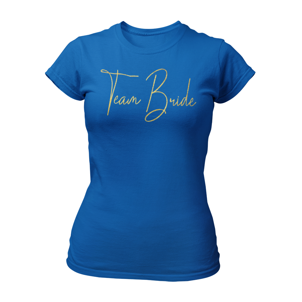 Damen T-Shirt "Team Bride Glamour" mit glitzerndem Gold-Druck in geschnörkelten Buchstaben. Ideal für einen Junggesellinnenabend unter dem Motto „Glitzer & Glamour“, verbindet es Stil und Qualität zu einem erschwinglichen Preis. Perfekt für die Braut und ihre Begleiterinnen, um den besonderen Anlass gebührend zu feiern.