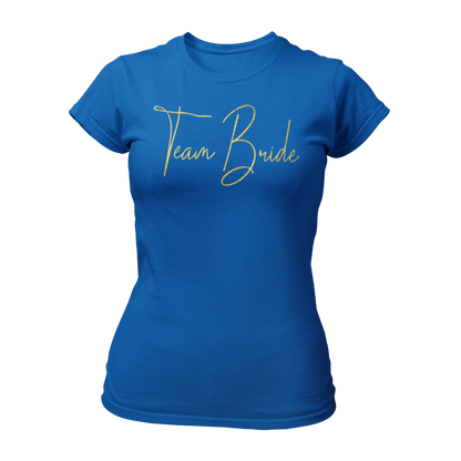 Damen T-Shirt "Team Bride Glamour" mit glitzerndem Gold-Druck in geschnörkelten Buchstaben. Ideal für einen Junggesellinnenabend unter dem Motto „Glitzer & Glamour“, verbindet es Stil und Qualität zu einem erschwinglichen Preis. Perfekt für die Braut und ihre Begleiterinnen, um den besonderen Anlass gebührend zu feiern.