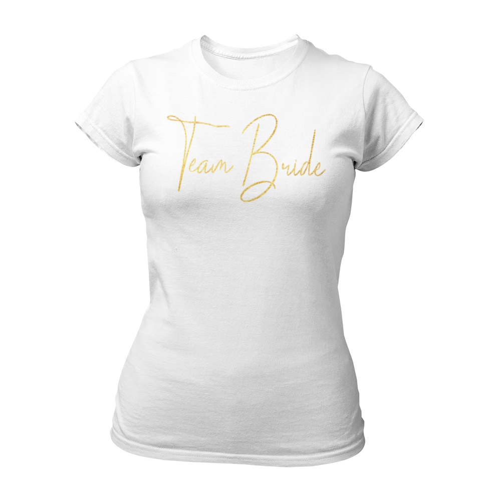 Damen T-Shirt "Team Bride Glamour" mit glitzerndem Gold-Druck in geschnörkelten Buchstaben. Ideal für einen Junggesellinnenabend unter dem Motto „Glitzer & Glamour“, verbindet es Stil und Qualität zu einem erschwinglichen Preis. Perfekt für die Braut und ihre Begleiterinnen, um den besonderen Anlass gebührend zu feiern.