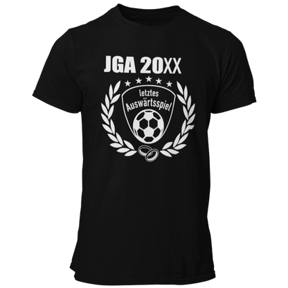 JGA T-Shirt 'Letztes Auswärtsspiel' im Fußball-Stil, ideal für Junggesellenabschiede von Fußballfans. Das Shirt zeigt einen geschwungenen Schriftzug über einer stilisierten Fußball-Silhouette sowie ein Vereinslogo und einen Lorbeerkranz. Erhältlich in den Farben des Vereins und mit der Möglichkeit, das Jahr des Junggesellenabschieds kostenlos hinzuzufügen, bietet es ein individuelles und einzigartiges Design. Mit einem geraden Schnitt für bequemen Sitz und einem hochwertigen Aufdruck, der auch nach vielen F