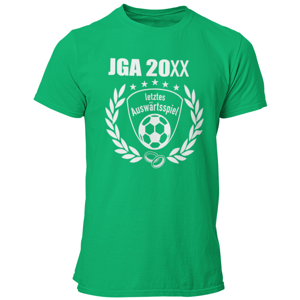 JGA T-Shirt 'Letztes Auswärtsspiel' im Fußball-Stil, ideal für Junggesellenabschiede von Fußballfans. Das Shirt zeigt einen geschwungenen Schriftzug über einer stilisierten Fußball-Silhouette sowie ein Vereinslogo und einen Lorbeerkranz. Erhältlich in den Farben des Vereins und mit der Möglichkeit, das Jahr des Junggesellenabschieds kostenlos hinzuzufügen, bietet es ein individuelles und einzigartiges Design. Mit einem geraden Schnitt für bequemen Sitz und einem hochwertigen Aufdruck, der auch nach vielen F