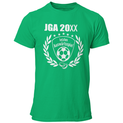 JGA T-Shirt 'Letztes Auswärtsspiel' im Fußball-Stil, ideal für Junggesellenabschiede von Fußballfans. Das Shirt zeigt einen geschwungenen Schriftzug über einer stilisierten Fußball-Silhouette sowie ein Vereinslogo und einen Lorbeerkranz. Erhältlich in den Farben des Vereins und mit der Möglichkeit, das Jahr des Junggesellenabschieds kostenlos hinzuzufügen, bietet es ein individuelles und einzigartiges Design. Mit einem geraden Schnitt für bequemen Sitz und einem hochwertigen Aufdruck, der auch nach vielen F