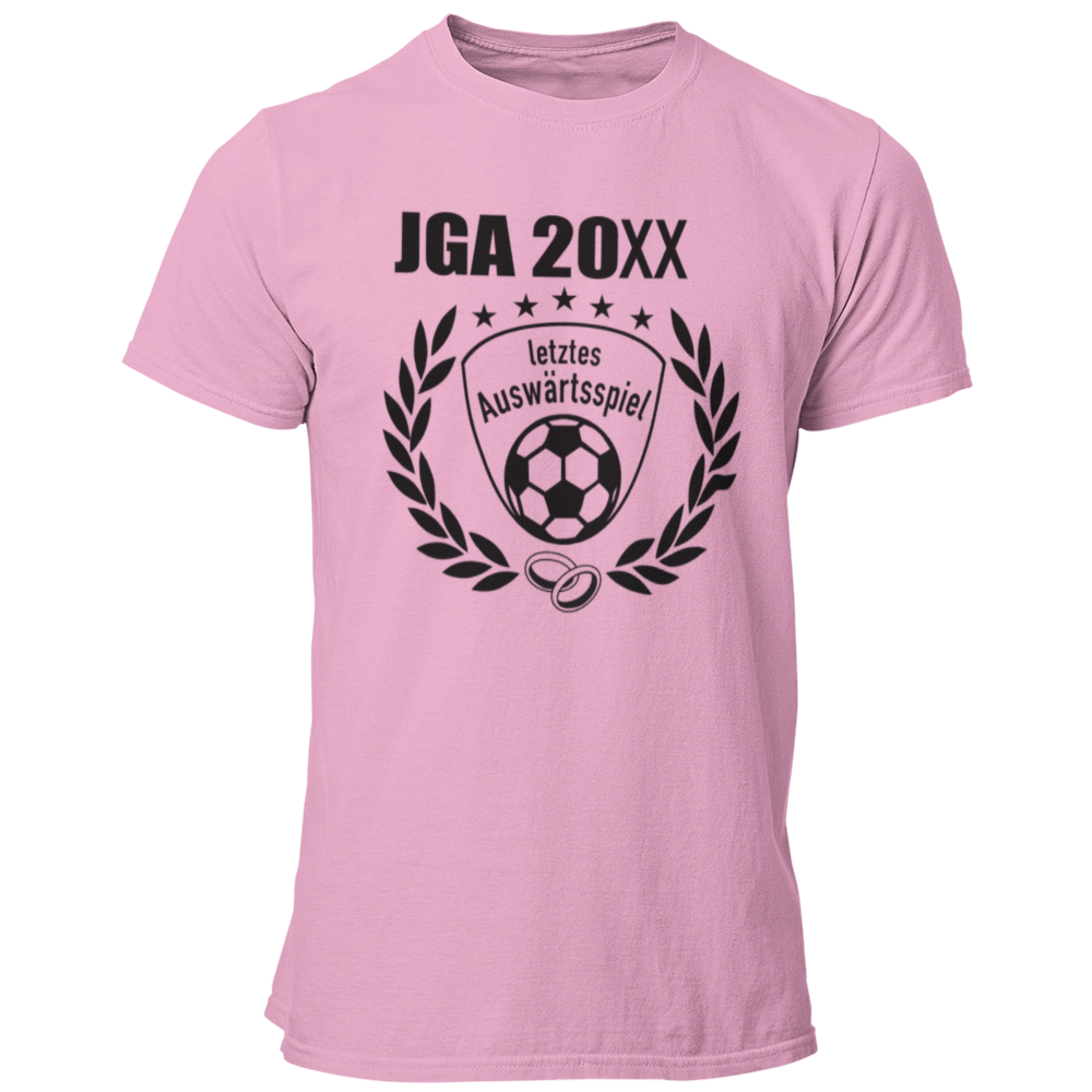 JGA T-Shirt 'Letztes Auswärtsspiel' im Fußball-Stil, ideal für Junggesellenabschiede von Fußballfans. Das Shirt zeigt einen geschwungenen Schriftzug über einer stilisierten Fußball-Silhouette sowie ein Vereinslogo und einen Lorbeerkranz. Erhältlich in den Farben des Vereins und mit der Möglichkeit, das Jahr des Junggesellenabschieds kostenlos hinzuzufügen, bietet es ein individuelles und einzigartiges Design. Mit einem geraden Schnitt für bequemen Sitz und einem hochwertigen Aufdruck, der auch nach vielen F