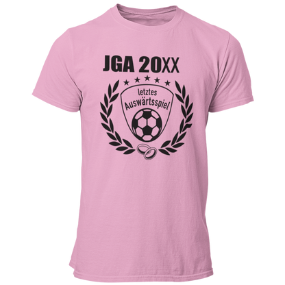 JGA T-Shirt 'Letztes Auswärtsspiel' im Fußball-Stil, ideal für Junggesellenabschiede von Fußballfans. Das Shirt zeigt einen geschwungenen Schriftzug über einer stilisierten Fußball-Silhouette sowie ein Vereinslogo und einen Lorbeerkranz. Erhältlich in den Farben des Vereins und mit der Möglichkeit, das Jahr des Junggesellenabschieds kostenlos hinzuzufügen, bietet es ein individuelles und einzigartiges Design. Mit einem geraden Schnitt für bequemen Sitz und einem hochwertigen Aufdruck, der auch nach vielen F