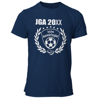 JGA T-Shirt 'Letztes Auswärtsspiel' im Fußball-Stil, ideal für Junggesellenabschiede von Fußballfans. Das Shirt zeigt einen geschwungenen Schriftzug über einer stilisierten Fußball-Silhouette sowie ein Vereinslogo und einen Lorbeerkranz. Erhältlich in den Farben des Vereins und mit der Möglichkeit, das Jahr des Junggesellenabschieds kostenlos hinzuzufügen, bietet es ein individuelles und einzigartiges Design. Mit einem geraden Schnitt für bequemen Sitz und einem hochwertigen Aufdruck, der auch nach vielen F