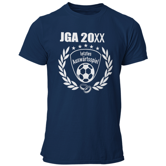 JGA T-Shirt 'Letztes Auswärtsspiel' im Fußball-Stil, ideal für Junggesellenabschiede von Fußballfans. Das Shirt zeigt einen geschwungenen Schriftzug über einer stilisierten Fußball-Silhouette sowie ein Vereinslogo und einen Lorbeerkranz. Erhältlich in den Farben des Vereins und mit der Möglichkeit, das Jahr des Junggesellenabschieds kostenlos hinzuzufügen, bietet es ein individuelles und einzigartiges Design. Mit einem geraden Schnitt für bequemen Sitz und einem hochwertigen Aufdruck, der auch nach vielen F