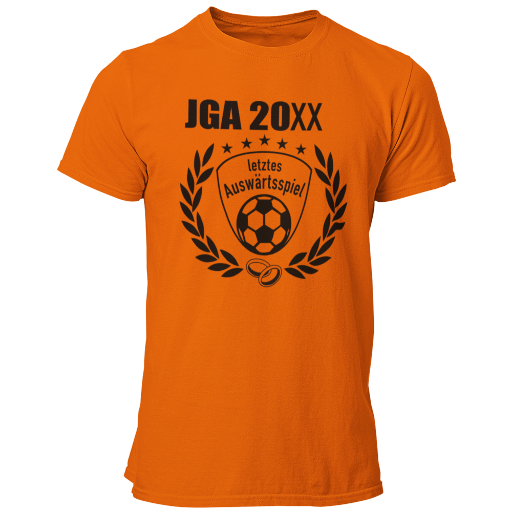 JGA T-Shirt 'Letztes Auswärtsspiel' im Fußball-Stil, ideal für Junggesellenabschiede von Fußballfans. Das Shirt zeigt einen geschwungenen Schriftzug über einer stilisierten Fußball-Silhouette sowie ein Vereinslogo und einen Lorbeerkranz. Erhältlich in den Farben des Vereins und mit der Möglichkeit, das Jahr des Junggesellenabschieds kostenlos hinzuzufügen, bietet es ein individuelles und einzigartiges Design. Mit einem geraden Schnitt für bequemen Sitz und einem hochwertigen Aufdruck, der auch nach vielen F