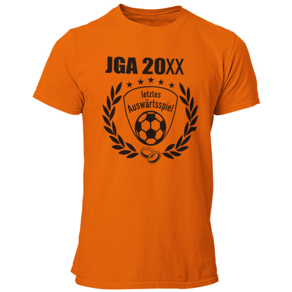 JGA T-Shirt 'Letztes Auswärtsspiel' im Fußball-Stil, ideal für Junggesellenabschiede von Fußballfans. Das Shirt zeigt einen geschwungenen Schriftzug über einer stilisierten Fußball-Silhouette sowie ein Vereinslogo und einen Lorbeerkranz. Erhältlich in den Farben des Vereins und mit der Möglichkeit, das Jahr des Junggesellenabschieds kostenlos hinzuzufügen, bietet es ein individuelles und einzigartiges Design. Mit einem geraden Schnitt für bequemen Sitz und einem hochwertigen Aufdruck, der auch nach vielen F