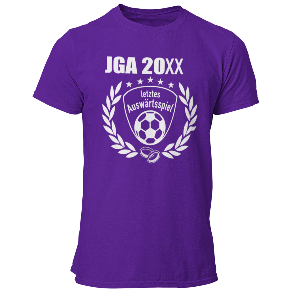 JGA T-Shirt 'Letztes Auswärtsspiel' im Fußball-Stil, ideal für Junggesellenabschiede von Fußballfans. Das Shirt zeigt einen geschwungenen Schriftzug über einer stilisierten Fußball-Silhouette sowie ein Vereinslogo und einen Lorbeerkranz. Erhältlich in den Farben des Vereins und mit der Möglichkeit, das Jahr des Junggesellenabschieds kostenlos hinzuzufügen, bietet es ein individuelles und einzigartiges Design. Mit einem geraden Schnitt für bequemen Sitz und einem hochwertigen Aufdruck, der auch nach vielen F