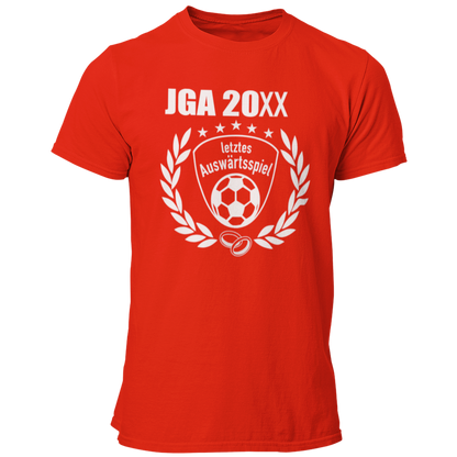 JGA T-Shirt 'Letztes Auswärtsspiel' im Fußball-Stil, ideal für Junggesellenabschiede von Fußballfans. Das Shirt zeigt einen geschwungenen Schriftzug über einer stilisierten Fußball-Silhouette sowie ein Vereinslogo und einen Lorbeerkranz. Erhältlich in den Farben des Vereins und mit der Möglichkeit, das Jahr des Junggesellenabschieds kostenlos hinzuzufügen, bietet es ein individuelles und einzigartiges Design. Mit einem geraden Schnitt für bequemen Sitz und einem hochwertigen Aufdruck, der auch nach vielen F