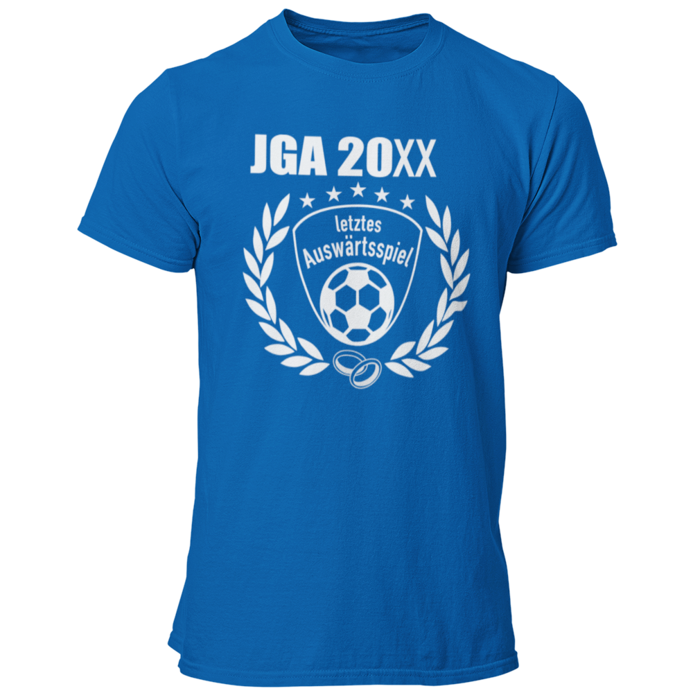 JGA T-Shirt 'Letztes Auswärtsspiel' im Fußball-Stil, ideal für Junggesellenabschiede von Fußballfans. Das Shirt zeigt einen geschwungenen Schriftzug über einer stilisierten Fußball-Silhouette sowie ein Vereinslogo und einen Lorbeerkranz. Erhältlich in den Farben des Vereins und mit der Möglichkeit, das Jahr des Junggesellenabschieds kostenlos hinzuzufügen, bietet es ein individuelles und einzigartiges Design. Mit einem geraden Schnitt für bequemen Sitz und einem hochwertigen Aufdruck, der auch nach vielen F