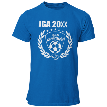 JGA T-Shirt 'Letztes Auswärtsspiel' im Fußball-Stil, ideal für Junggesellenabschiede von Fußballfans. Das Shirt zeigt einen geschwungenen Schriftzug über einer stilisierten Fußball-Silhouette sowie ein Vereinslogo und einen Lorbeerkranz. Erhältlich in den Farben des Vereins und mit der Möglichkeit, das Jahr des Junggesellenabschieds kostenlos hinzuzufügen, bietet es ein individuelles und einzigartiges Design. Mit einem geraden Schnitt für bequemen Sitz und einem hochwertigen Aufdruck, der auch nach vielen F