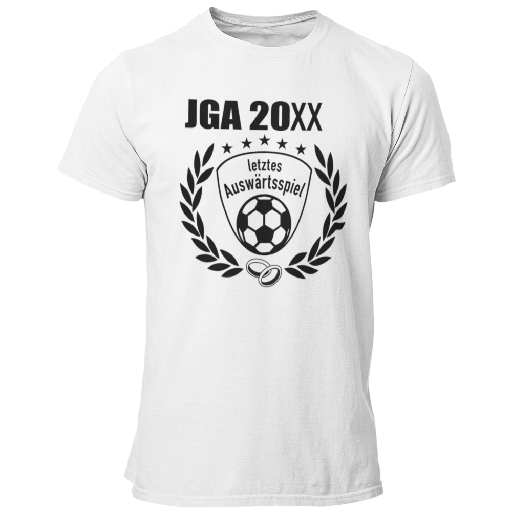 JGA T-Shirt 'Letztes Auswärtsspiel' im Fußball-Stil, ideal für Junggesellenabschiede von Fußballfans. Das Shirt zeigt einen geschwungenen Schriftzug über einer stilisierten Fußball-Silhouette sowie ein Vereinslogo und einen Lorbeerkranz. Erhältlich in den Farben des Vereins und mit der Möglichkeit, das Jahr des Junggesellenabschieds kostenlos hinzuzufügen, bietet es ein individuelles und einzigartiges Design. Mit einem geraden Schnitt für bequemen Sitz und einem hochwertigen Aufdruck, der auch nach vielen F