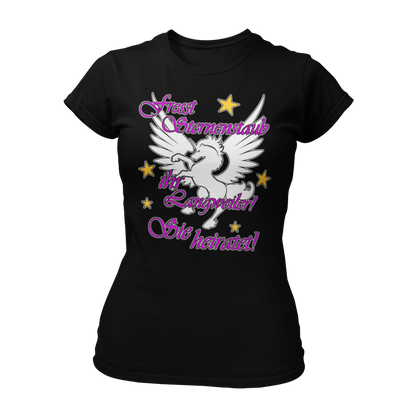 Damen T-Shirt "Einhorn – Sie heiratet" für die Freundinnen der Braut, mit tailliertem Schnitt und großem pinkem Schriftzug. Das edel gestaltete Design mit einem Einhorn-Print bringt Glanz und Stil in den Junggesellinnenabschied und rückt die Braut in den Mittelpunkt. Perfekt für alle, die Feenstaub und magische Momente lieben!