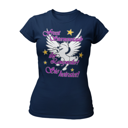 Damen T-Shirt "Einhorn – Sie heiratet" für die Freundinnen der Braut, mit tailliertem Schnitt und großem pinkem Schriftzug. Das edel gestaltete Design mit einem Einhorn-Print bringt Glanz und Stil in den Junggesellinnenabschied und rückt die Braut in den Mittelpunkt. Perfekt für alle, die Feenstaub und magische Momente lieben!