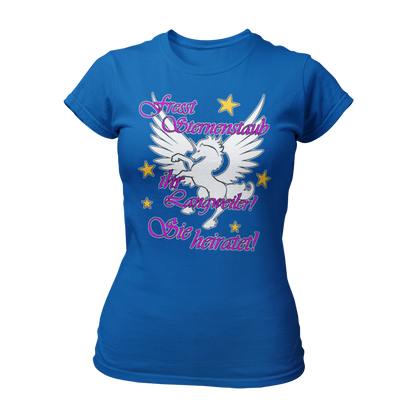 Damen T-Shirt "Einhorn – Sie heiratet" für die Freundinnen der Braut, mit tailliertem Schnitt und großem pinkem Schriftzug. Das edel gestaltete Design mit einem Einhorn-Print bringt Glanz und Stil in den Junggesellinnenabschied und rückt die Braut in den Mittelpunkt. Perfekt für alle, die Feenstaub und magische Momente lieben!