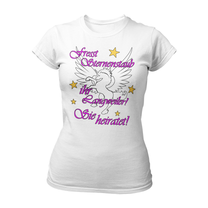 Damen T-Shirt "Einhorn – Sie heiratet" für die Freundinnen der Braut, mit tailliertem Schnitt und großem pinkem Schriftzug. Das edel gestaltete Design mit einem Einhorn-Print bringt Glanz und Stil in den Junggesellinnenabschied und rückt die Braut in den Mittelpunkt. Perfekt für alle, die Feenstaub und magische Momente lieben!