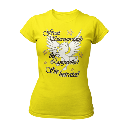 Damen T-Shirt "Einhorn – Sie heiratet" für die Freundinnen der Braut, mit tailliertem Schnitt und großem pinkem Schriftzug. Das edel gestaltete Design mit einem Einhorn-Print bringt Glanz und Stil in den Junggesellinnenabschied und rückt die Braut in den Mittelpunkt. Perfekt für alle, die Feenstaub und magische Momente lieben!