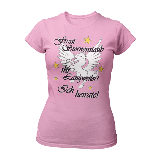 JGA T-Shirt 'Einhorn' für Frauen, mit einem großen Einhorn-Motiv und dem Spruch 'Fresst Sternenstaub, ihr Langweiler, ich heirate!' in pinker Schrift. Das feminines Damenshirt hat einen taillierten Schnitt und wird durch kleine Sternchen verziert. Perfekt für den Mädelsabend vor der Hochzeit