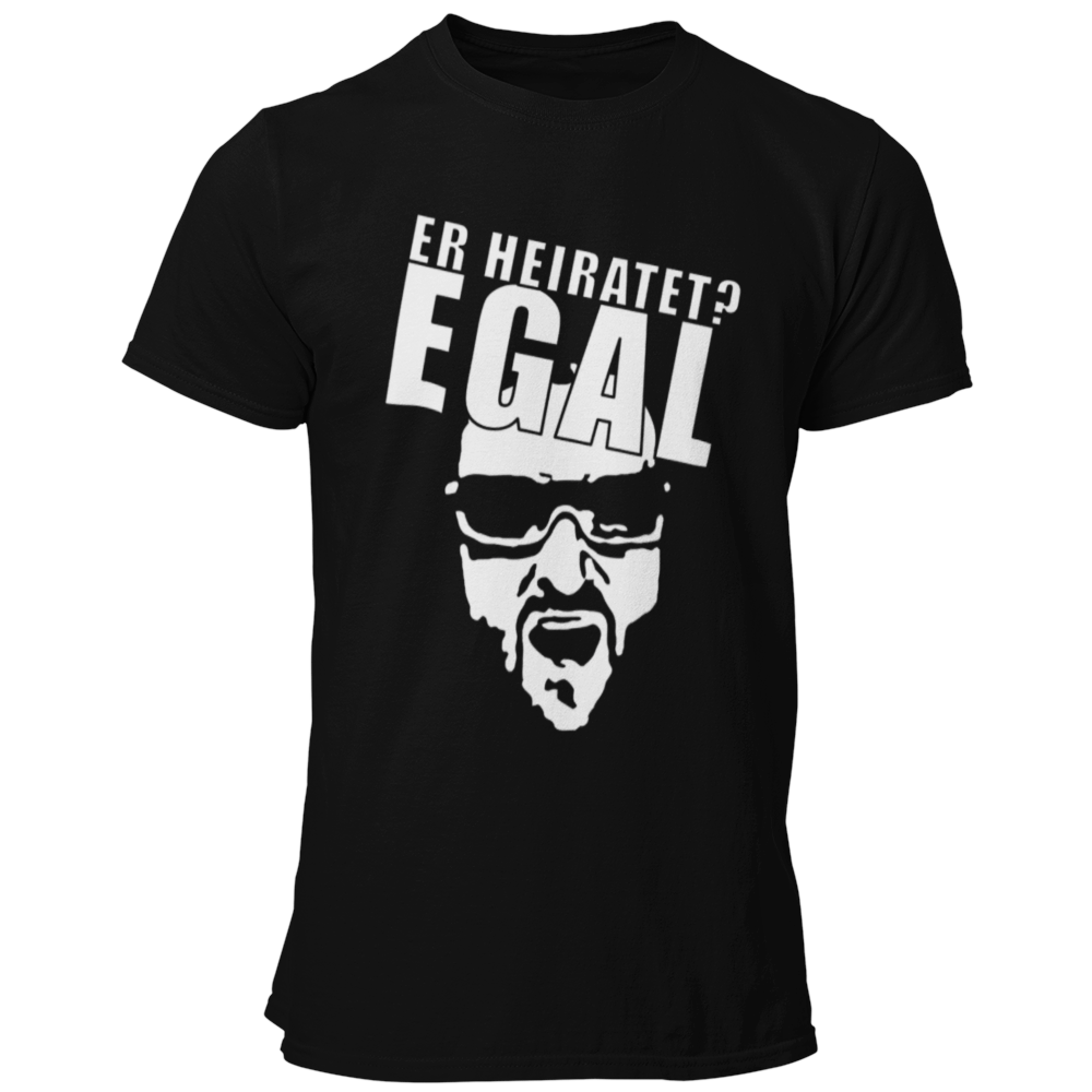 JGA T-Shirt 'Egal' mit einem humorvollen Motiv, inspiriert von dem Streit zwischen einem Comedystar und einem Sänger. Das Shirt trägt die wiederholte Aufschrift 'Egal' und zeigt damit die unbeschwerte Einstellung des Junggesellen und seiner Freunde. Perfekt für den Junggesellenabschied, vermittelt dieses T-Shirt die Botschaft, dass es egal ist, was andere denken – hier wird gefeiert! Ein ideales Geschenk für den Bräutigam, um den besonderen Anlass stilvoll und witzig zu zelebrieren.