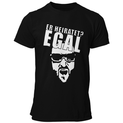 JGA T-Shirt 'Egal' mit einem humorvollen Motiv, inspiriert von dem Streit zwischen einem Comedystar und einem Sänger. Das Shirt trägt die wiederholte Aufschrift 'Egal' und zeigt damit die unbeschwerte Einstellung des Junggesellen und seiner Freunde. Perfekt für den Junggesellenabschied, vermittelt dieses T-Shirt die Botschaft, dass es egal ist, was andere denken – hier wird gefeiert! Ein ideales Geschenk für den Bräutigam, um den besonderen Anlass stilvoll und witzig zu zelebrieren.