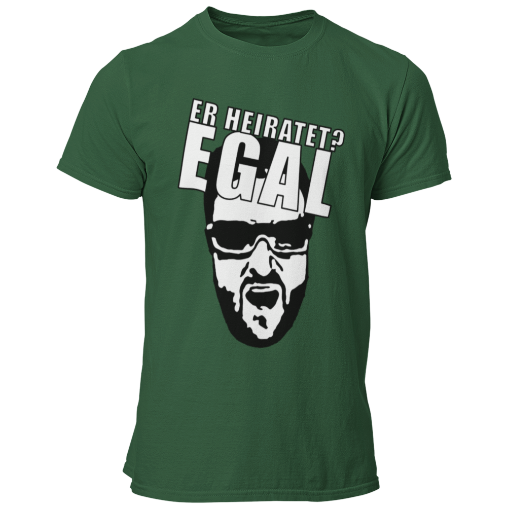 JGA T-Shirt 'Egal' mit einem humorvollen Motiv, inspiriert von dem Streit zwischen einem Comedystar und einem Sänger. Das Shirt trägt die wiederholte Aufschrift 'Egal' und zeigt damit die unbeschwerte Einstellung des Junggesellen und seiner Freunde. Perfekt für den Junggesellenabschied, vermittelt dieses T-Shirt die Botschaft, dass es egal ist, was andere denken – hier wird gefeiert! Ein ideales Geschenk für den Bräutigam, um den besonderen Anlass stilvoll und witzig zu zelebrieren.