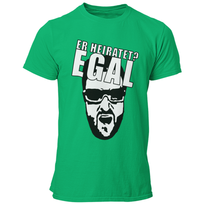 JGA T-Shirt 'Egal' mit einem humorvollen Motiv, inspiriert von dem Streit zwischen einem Comedystar und einem Sänger. Das Shirt trägt die wiederholte Aufschrift 'Egal' und zeigt damit die unbeschwerte Einstellung des Junggesellen und seiner Freunde. Perfekt für den Junggesellenabschied, vermittelt dieses T-Shirt die Botschaft, dass es egal ist, was andere denken – hier wird gefeiert! Ein ideales Geschenk für den Bräutigam, um den besonderen Anlass stilvoll und witzig zu zelebrieren.