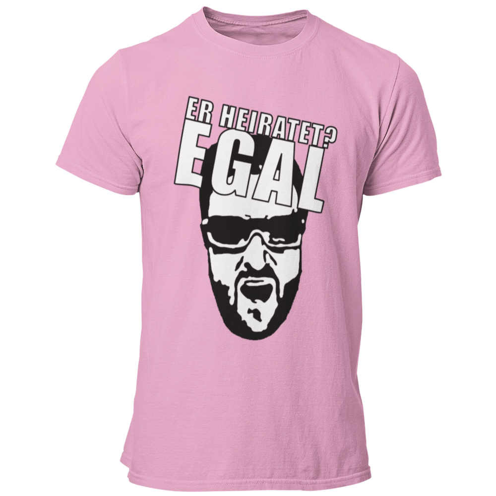 JGA T-Shirt 'Egal' mit einem humorvollen Motiv, inspiriert von dem Streit zwischen einem Comedystar und einem Sänger. Das Shirt trägt die wiederholte Aufschrift 'Egal' und zeigt damit die unbeschwerte Einstellung des Junggesellen und seiner Freunde. Perfekt für den Junggesellenabschied, vermittelt dieses T-Shirt die Botschaft, dass es egal ist, was andere denken – hier wird gefeiert! Ein ideales Geschenk für den Bräutigam, um den besonderen Anlass stilvoll und witzig zu zelebrieren.