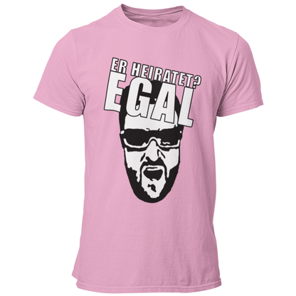 JGA T-Shirt 'Egal' mit einem humorvollen Motiv, inspiriert von dem Streit zwischen einem Comedystar und einem Sänger. Das Shirt trägt die wiederholte Aufschrift 'Egal' und zeigt damit die unbeschwerte Einstellung des Junggesellen und seiner Freunde. Perfekt für den Junggesellenabschied, vermittelt dieses T-Shirt die Botschaft, dass es egal ist, was andere denken – hier wird gefeiert! Ein ideales Geschenk für den Bräutigam, um den besonderen Anlass stilvoll und witzig zu zelebrieren.